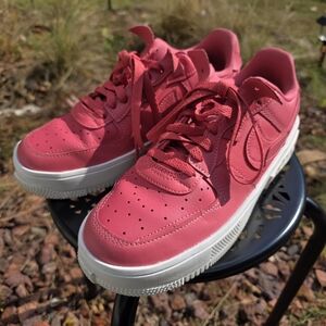 WMNS NIKE AIR FORCE 1 FONTANKA ARCHAEO PINK